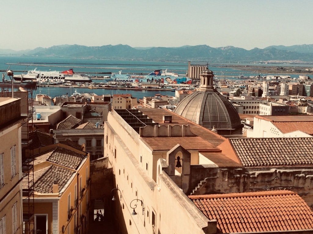 Blick über die Dächer von Calgari auf Sardinien